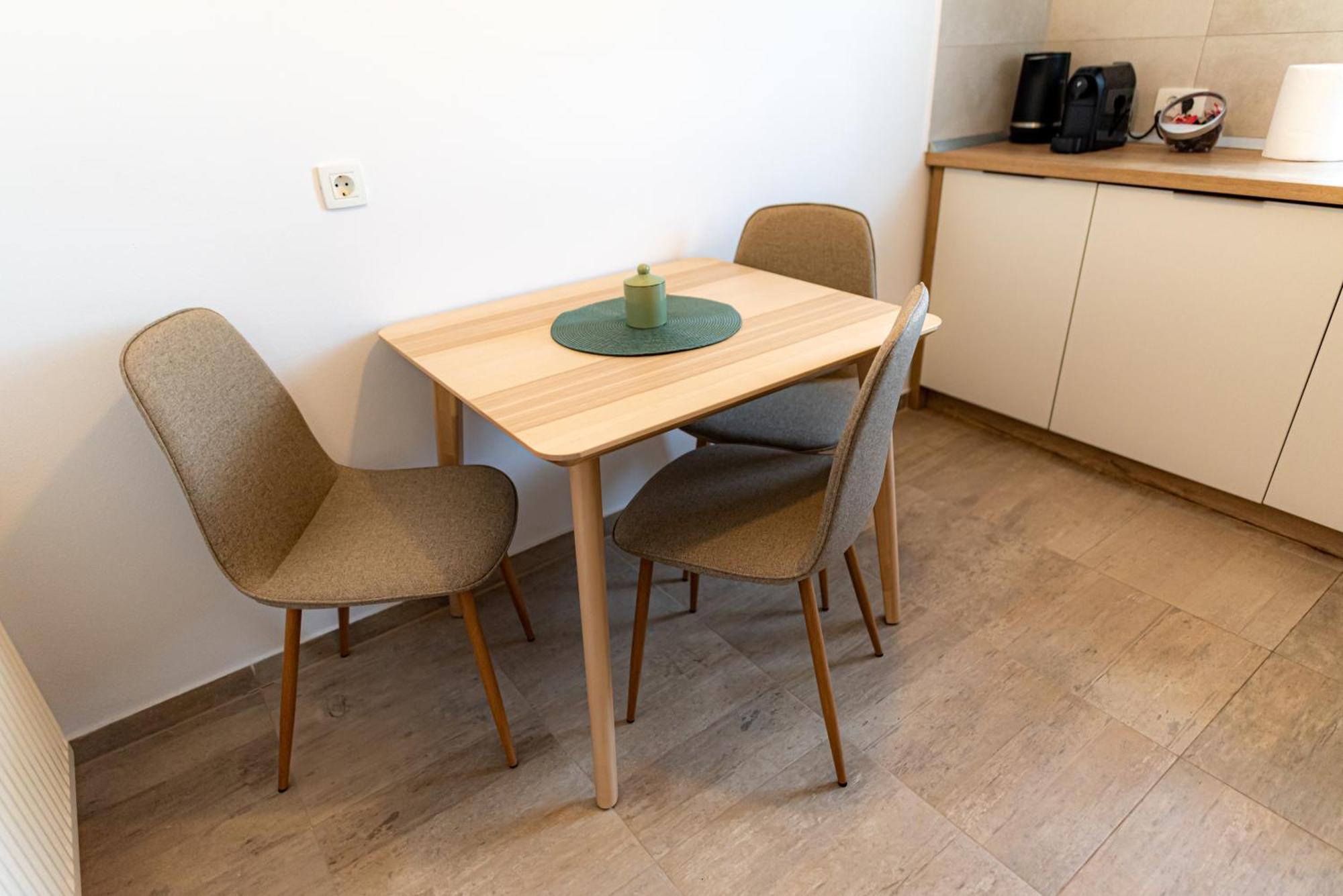 B&v - 706 Coresi - Balcony & Free Parking דירה *