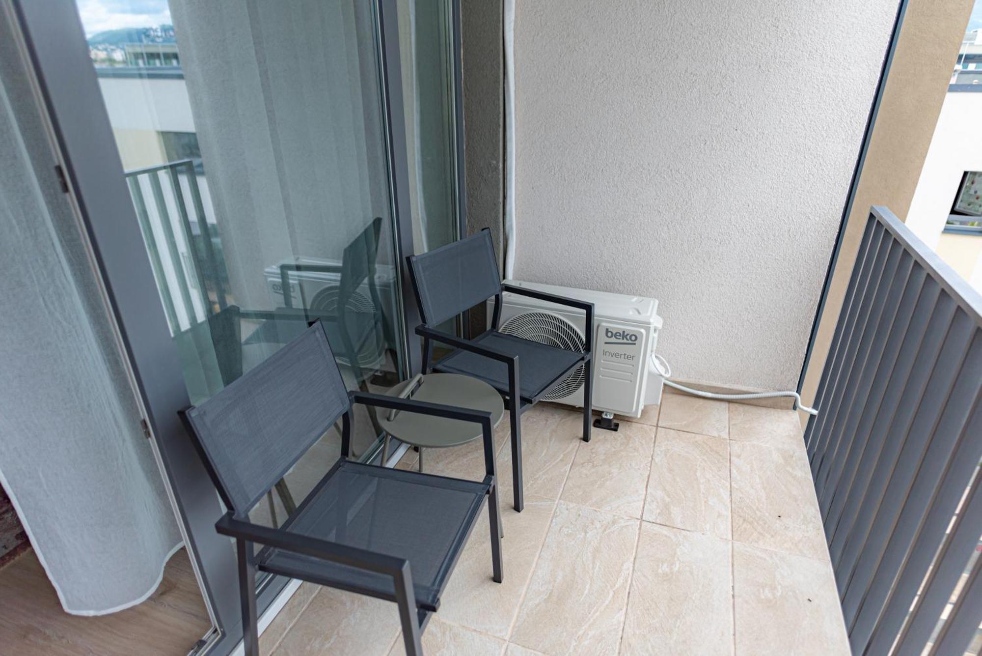 B&v - 706 Coresi - Balcony & Free Parking