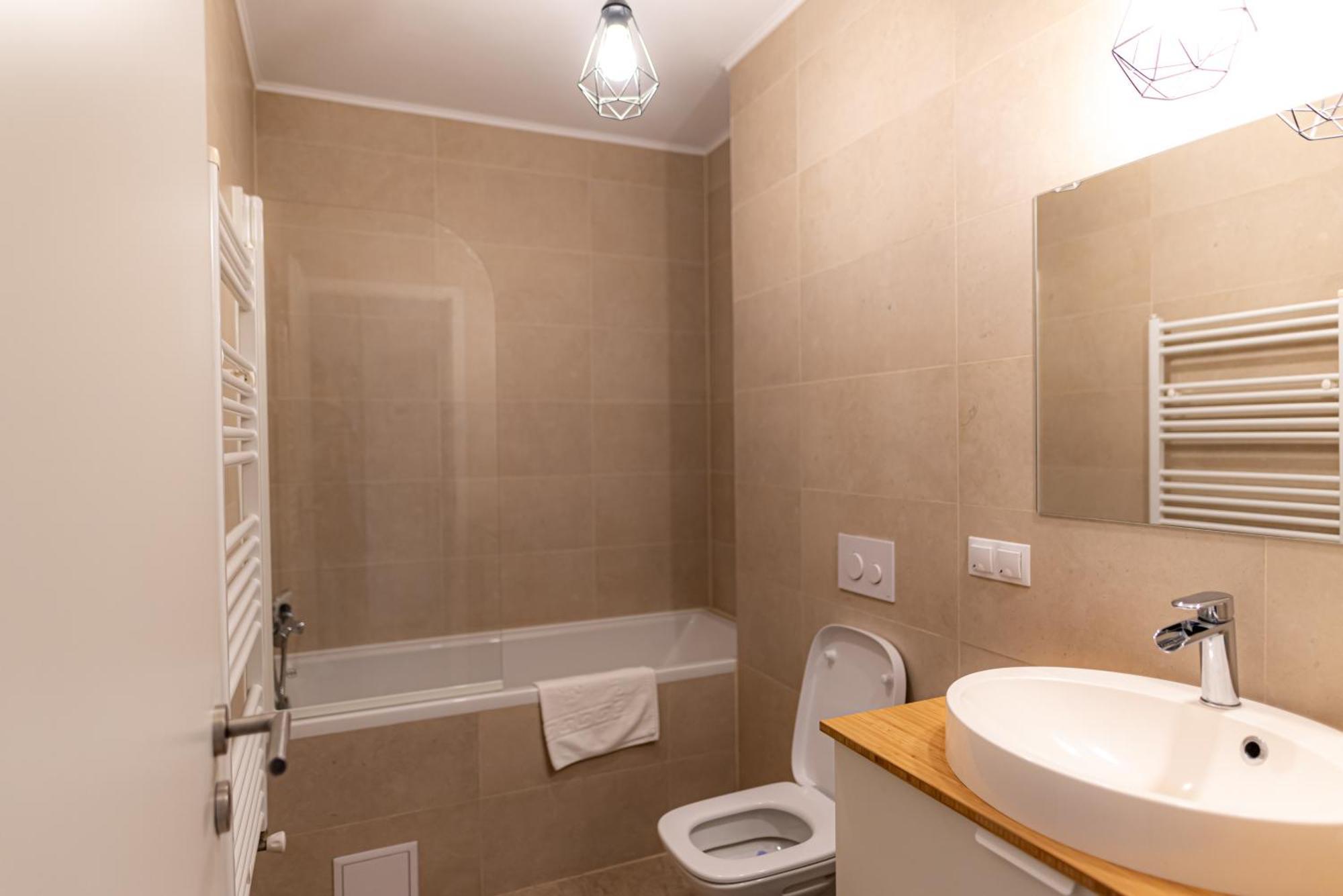 B&v - 706 Coresi - Balcony & Free Parking *